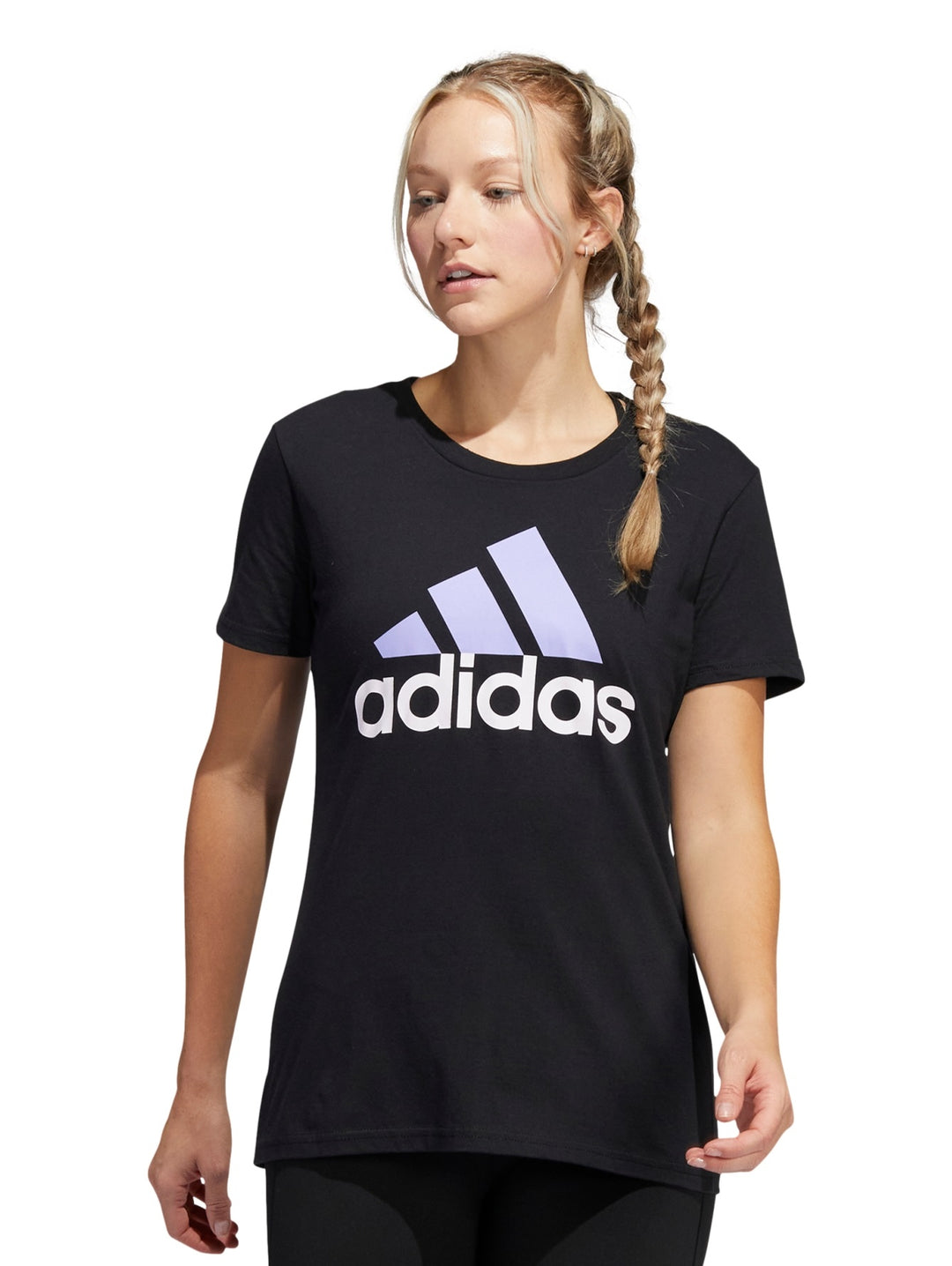 Mujer vistiendo playera deportiva Adidas color negro con logotipo lila en el pecho.