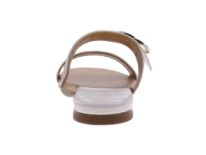 Sandalia plana color marfil con textura de cocodrilo y hebillas circulares doradas.