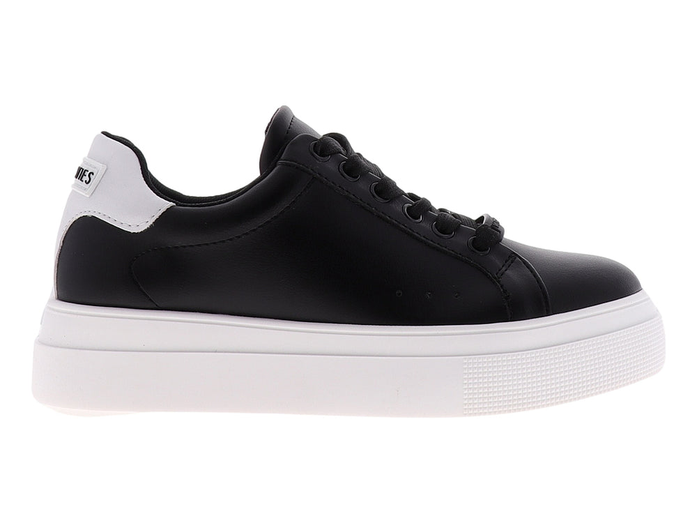 Tenis urbanos Westies color negro con suela blanca de plataforma y cordones negros.