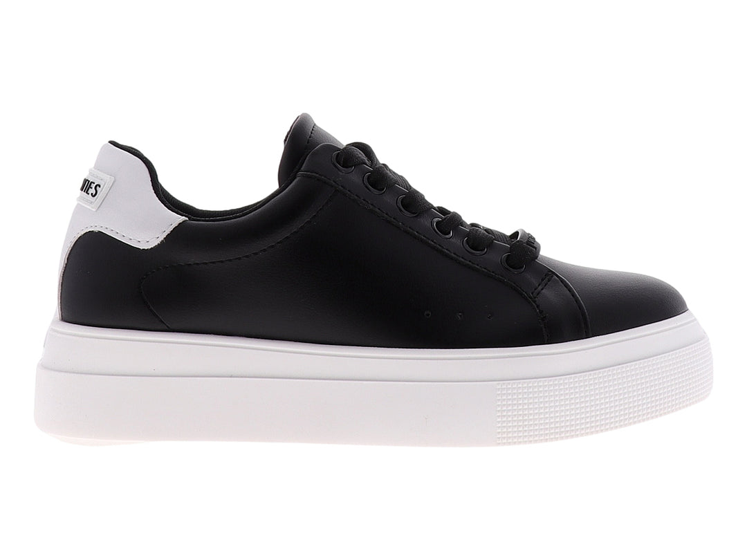Tenis urbanos Westies color negro con suela blanca de plataforma y cordones negros.