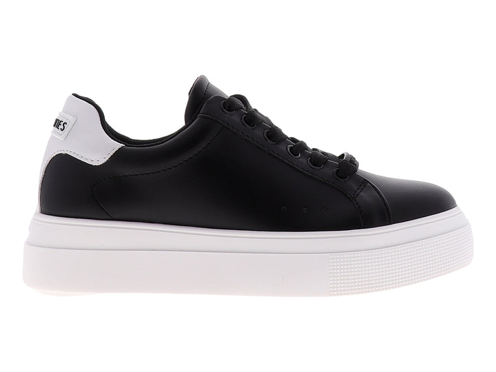 Tenis urbanos Westies color negro con suela blanca de plataforma y cordones negros.