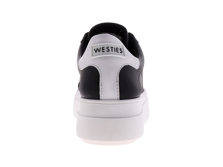 Tenis urbanos Westies color negro con suela blanca de plataforma y cordones negros.