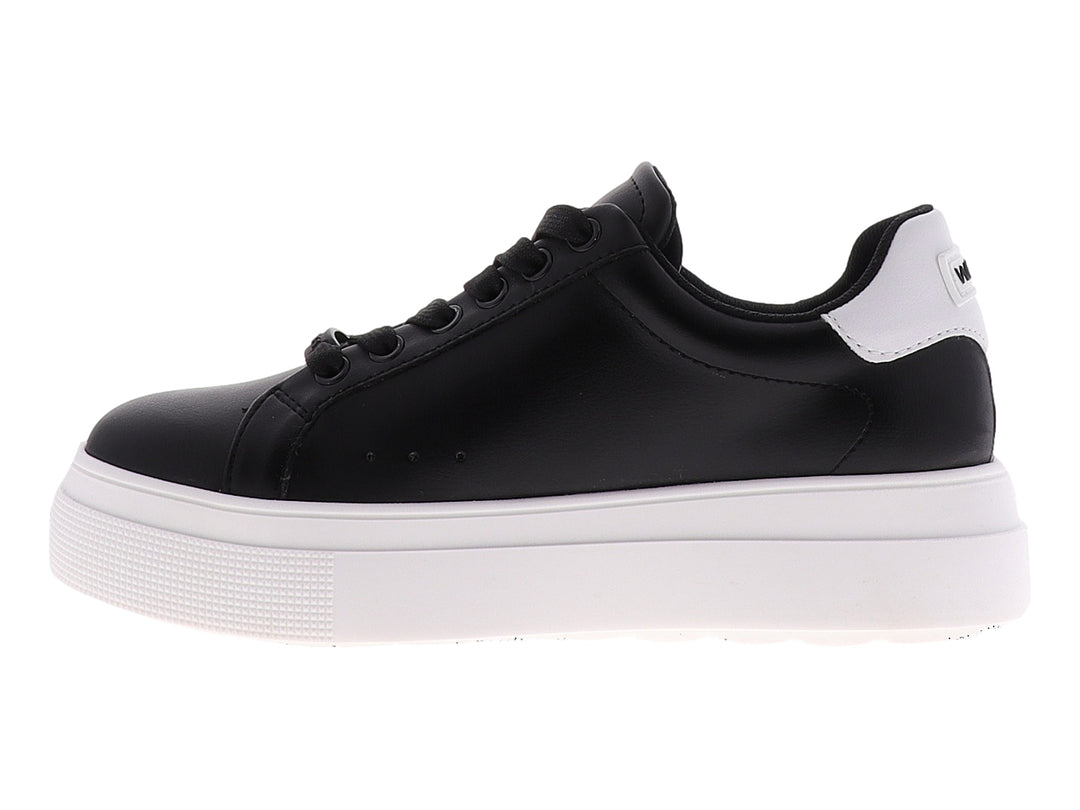 Tenis urbanos Westies color negro con suela blanca de plataforma y cordones negros.