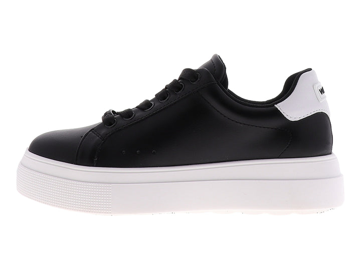 Tenis urbanos Westies color negro con suela blanca de plataforma y cordones negros.