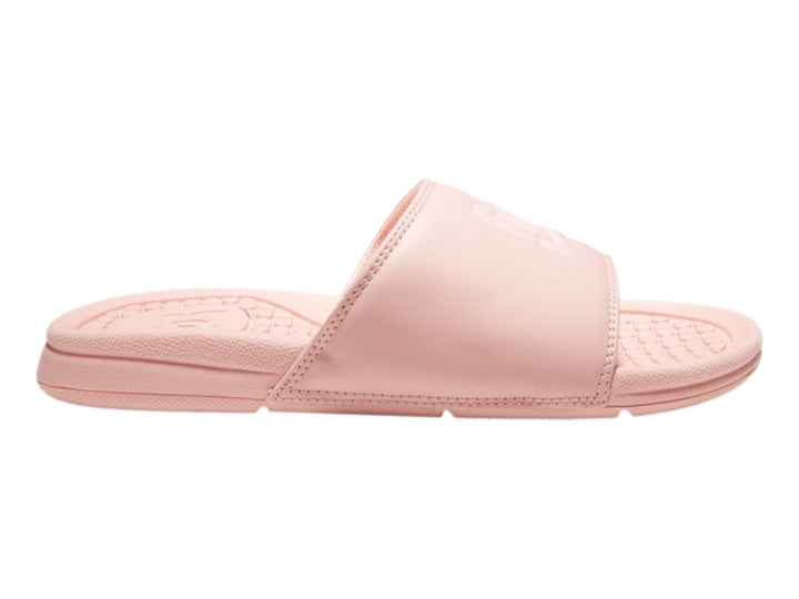 Sandalia deslizable de color rosa con correa ancha y suela texturizada.