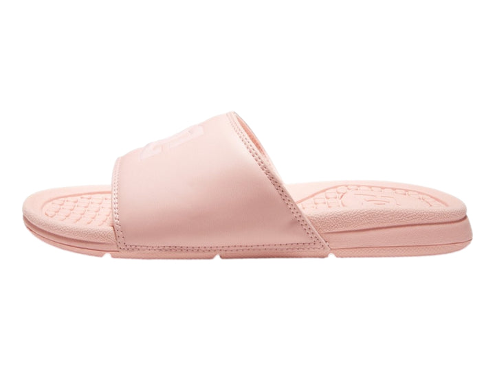 Sandalia deslizable de color rosa con correa ancha y suela texturizada.