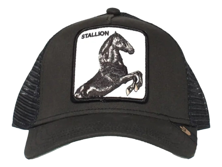 Gorra negra Goorin Bros con parche frontal blanco que muestra la imagen de un caballo negro y el texto STALLION.