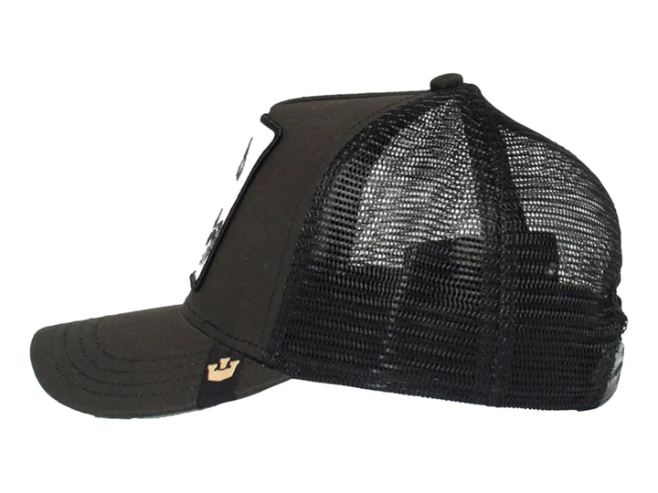 Gorra negra Goorin Bros con parche frontal blanco que muestra la imagen de un caballo negro y el texto STALLION.