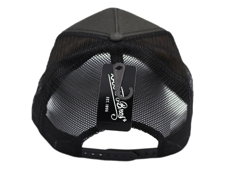 Gorra negra Goorin Bros con parche frontal blanco que muestra la imagen de un caballo negro y el texto STALLION.