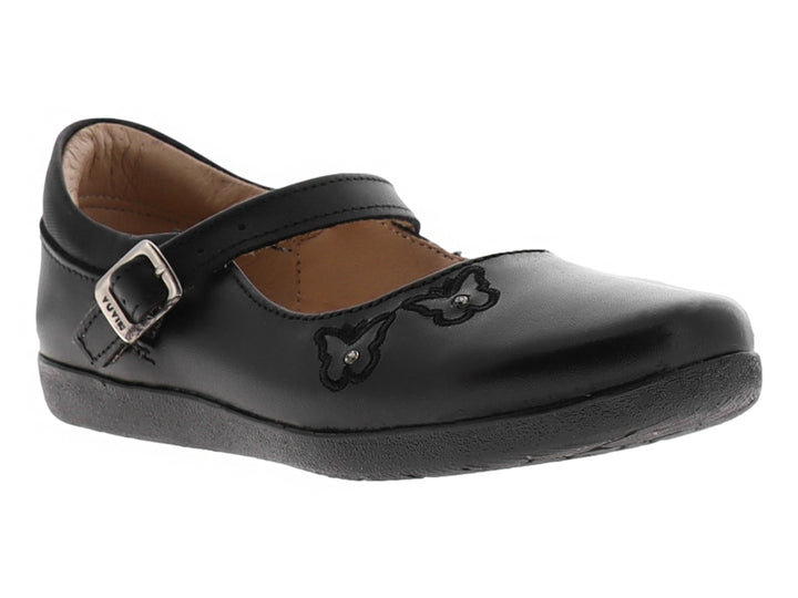 Zapato negro para niña con adornos de mariposas y correa con hebilla plateada.
