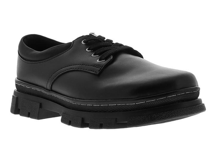 Zapato escolar negro de charol sintético con cordones y suela gruesa dentada.