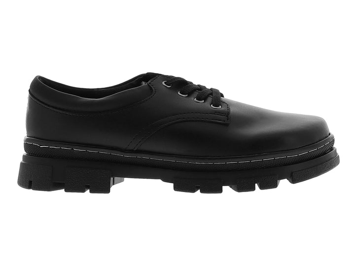 Zapato escolar negro de charol sintético con cordones y suela gruesa dentada.