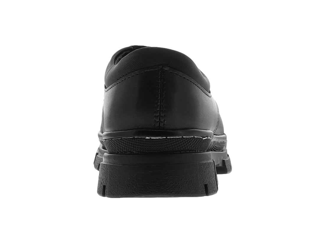 Zapato escolar negro de charol sintético con cordones y suela gruesa dentada.