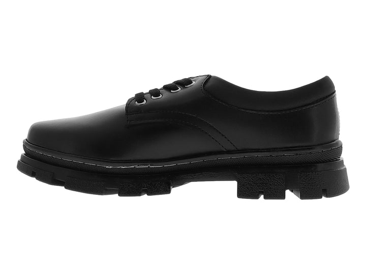 Zapato escolar cerrado de color negro con suela gruesa y cordones.
