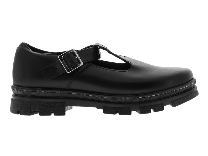 Zapato infantil negro con correa, hebilla plateada y suela track gruesa.