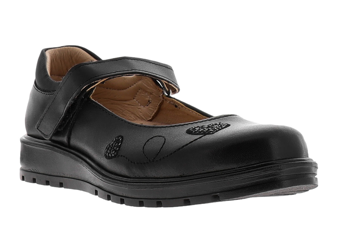 Zapato infantil color negro con correa de ajuste y detalles decorativos en el empeine.