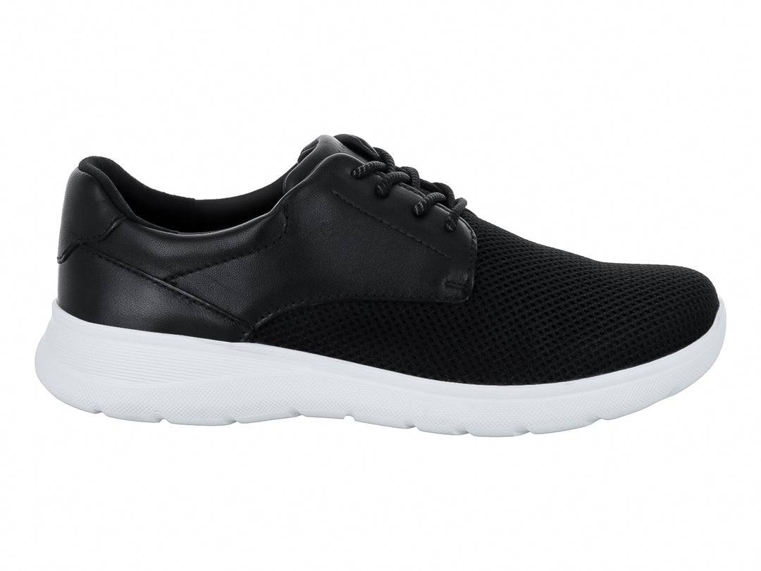 Zapato casual infantil color negro con suela blanca y cordones.