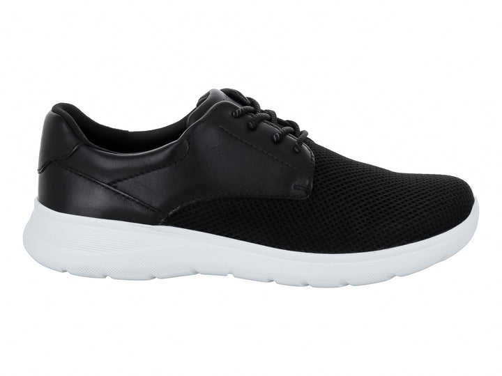 Zapato casual infantil color negro con suela blanca y cordones.