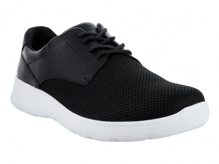 Zapato casual infantil color negro con suela blanca y cordones.