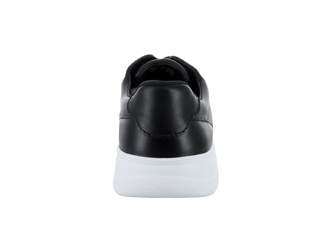 Zapato casual infantil color negro con suela blanca y cordones.