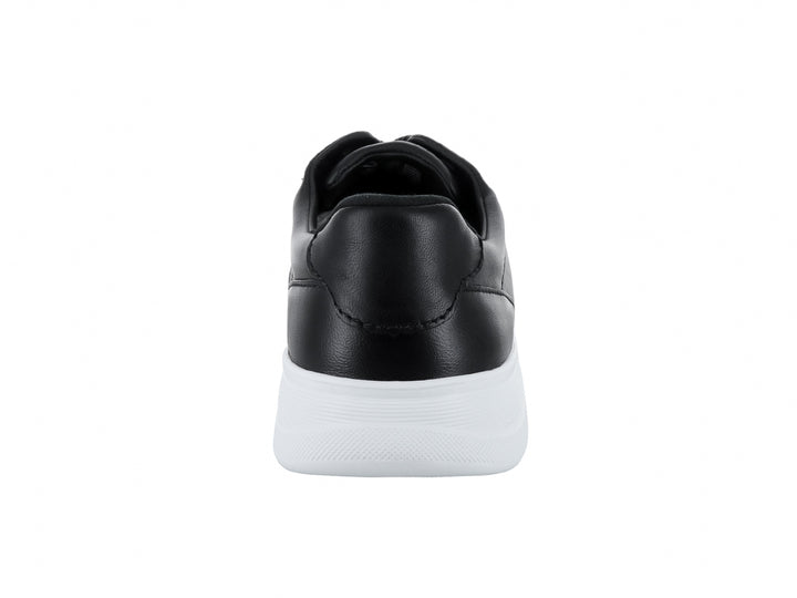 Zapato casual infantil color negro con suela blanca y cordones.
