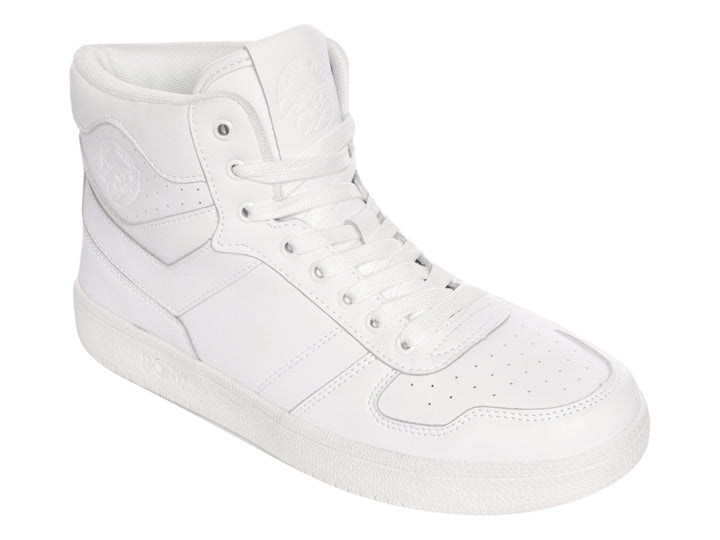 Tenis PONY blancos de corte alto con cordones y suela blanca.