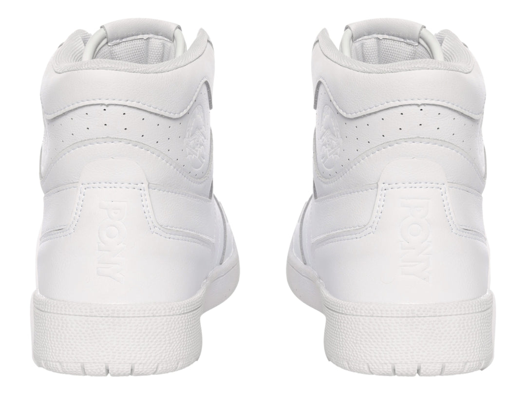 Tenis PONY blancos de corte alto con cordones y suela blanca.