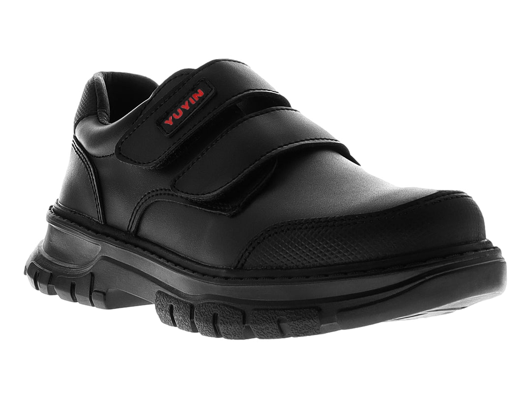 Zapato infantil color negro con cierre de velcro y suela gruesa.