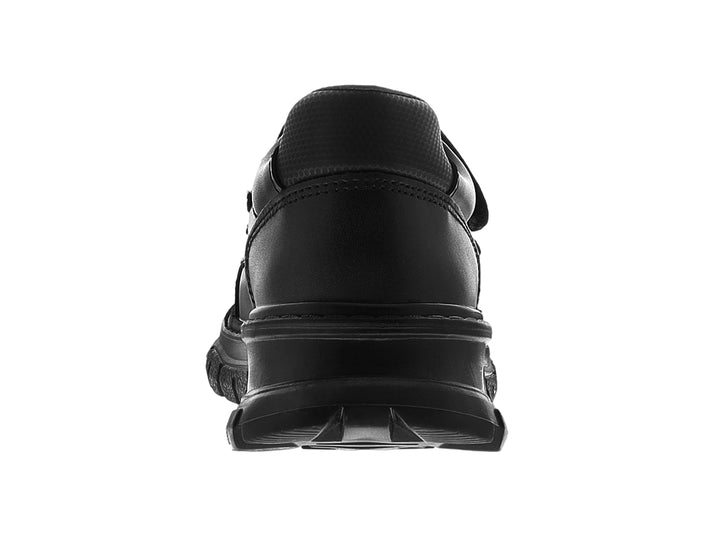 Zapato negro para niño de la marca YUYIN con cierre de velcro y suela robusta.