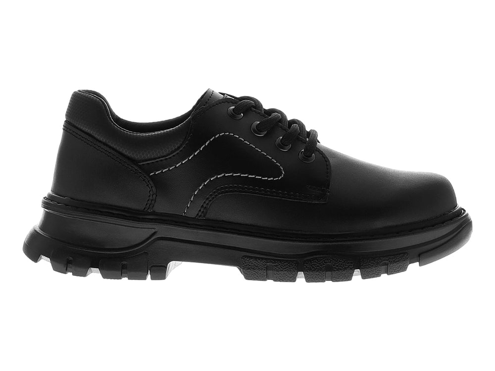 Zapato infantil color negro con cordones y suela gruesa.