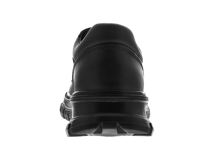 Zapato infantil color negro con cordones y suela gruesa.