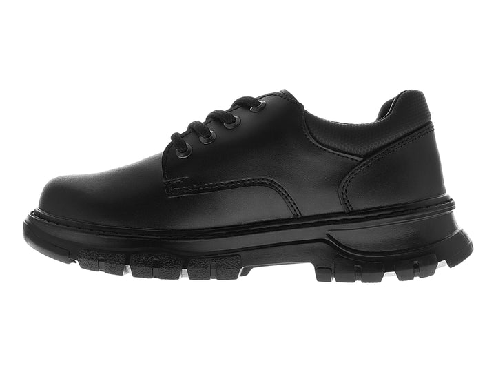 Zapato infantil color negro con cordones y suela gruesa.