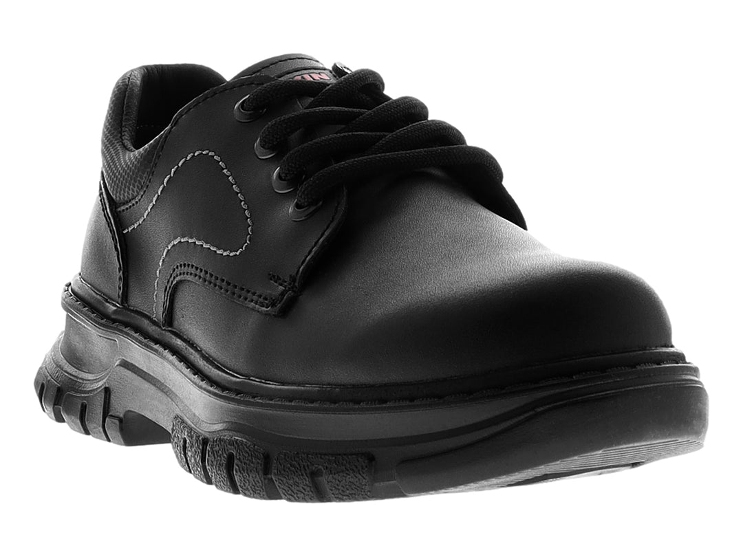 Zapato casual color negro para niño con agujetas y suela robusta sobre fondo blanco.