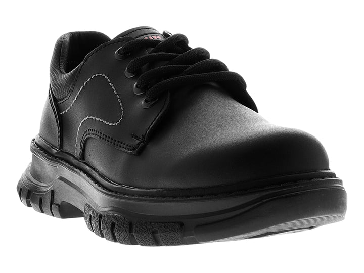 Zapato casual color negro para niño con agujetas y suela robusta sobre fondo blanco.