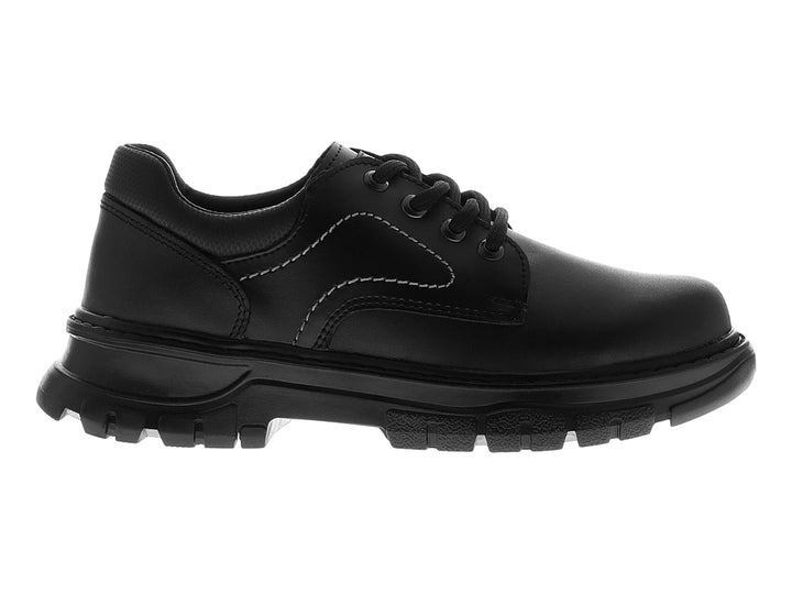 Zapato casual color negro para niño con agujetas y suela robusta sobre fondo blanco.