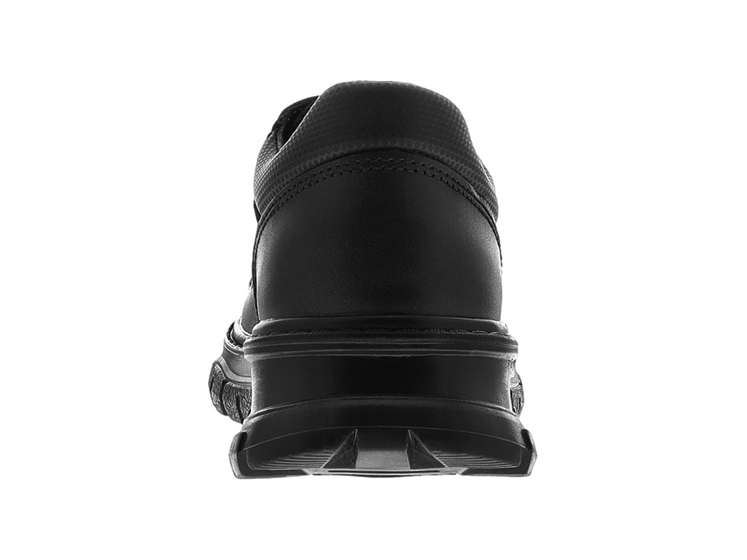 Zapato casual color negro para niño con agujetas y suela robusta sobre fondo blanco.