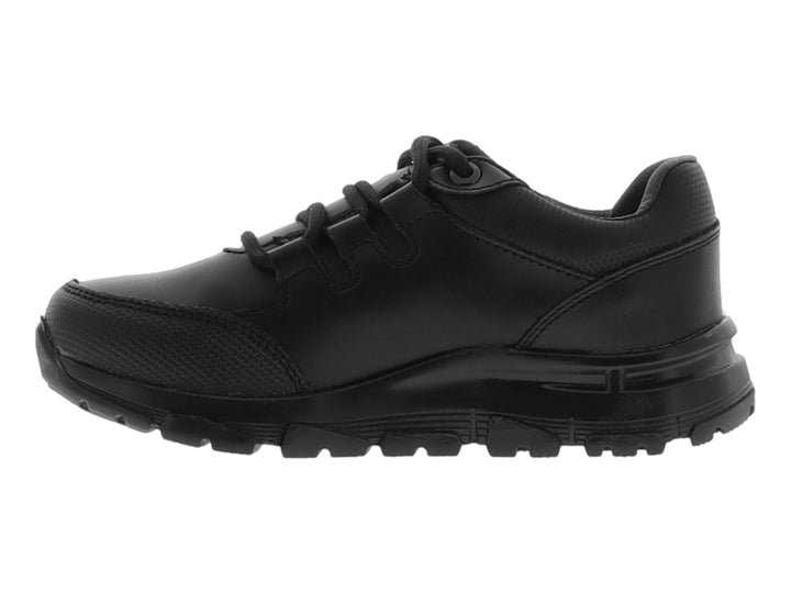 Zapato casual infantil de color negro con cordones y suela gruesa.