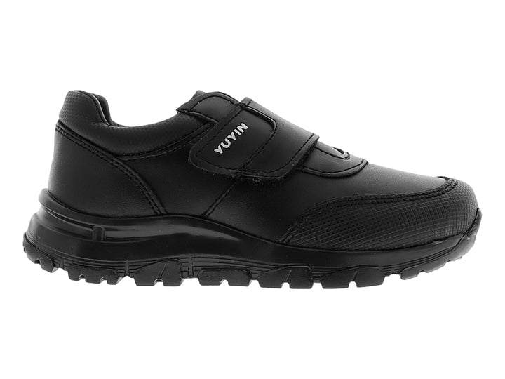 Zapato infantil color negro de la marca YUYIN con cierre de velcro y suela gruesa.