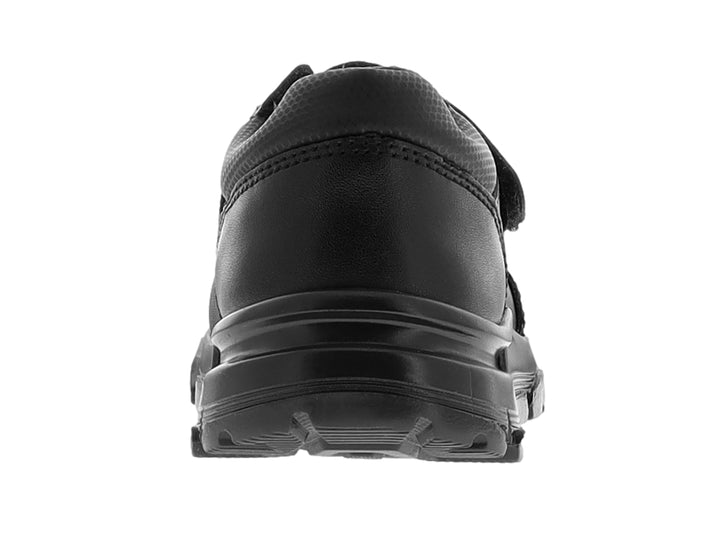 Zapato infantil color negro de la marca YUYIN con cierre de velcro y suela gruesa.