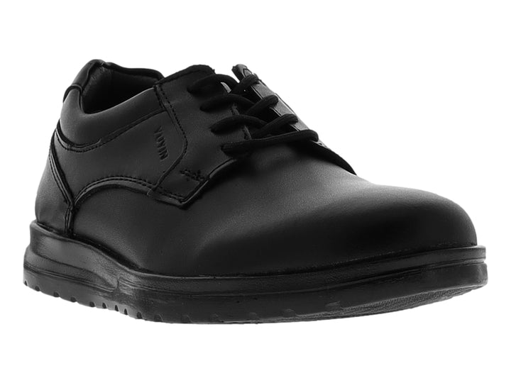 Zapato formal negro para niño con agujetas y suela negra.