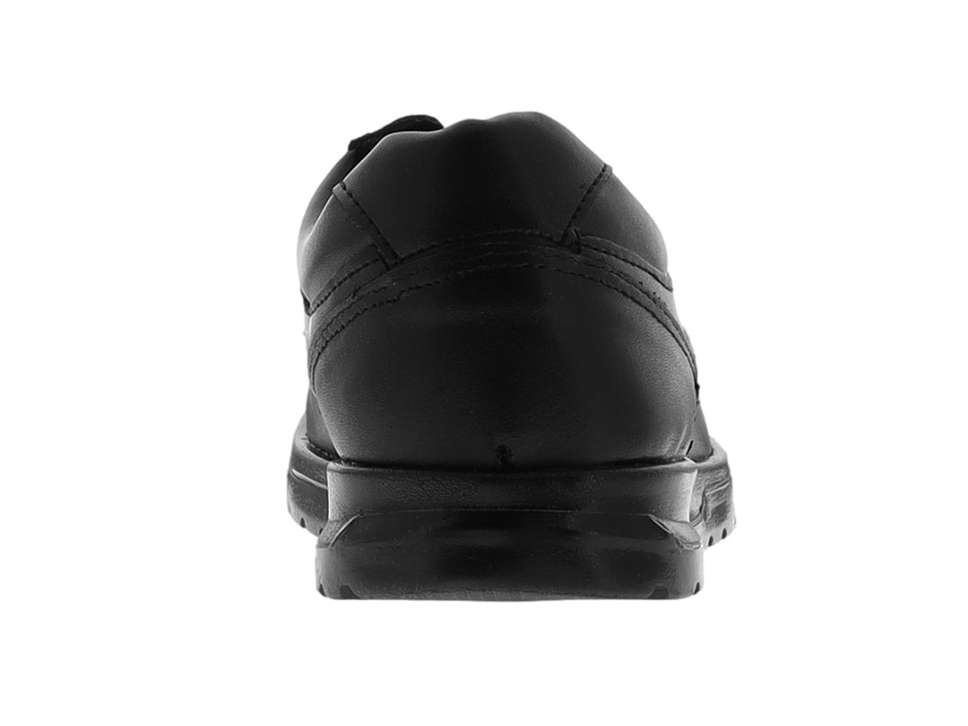 Zapato formal negro para niño con agujetas y suela negra.