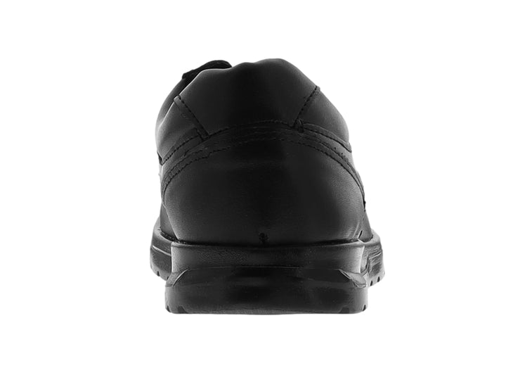 Zapato formal negro para niño con agujetas y suela negra.
