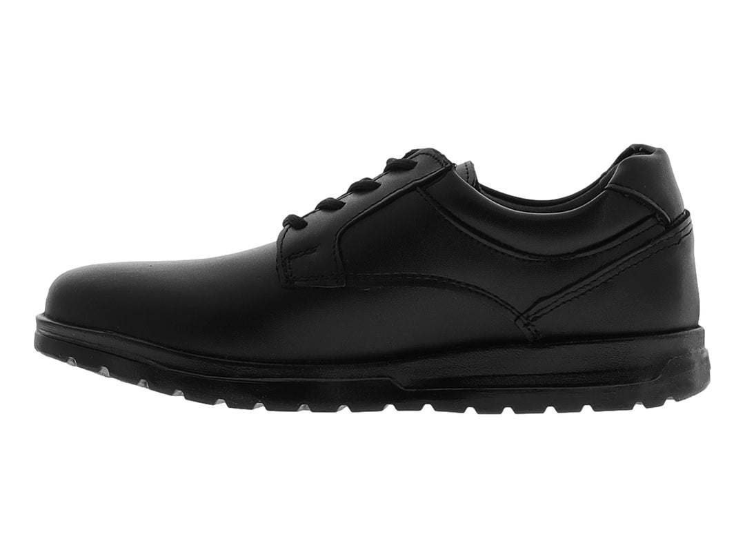 Zapato formal negro para niño con agujetas y suela negra.