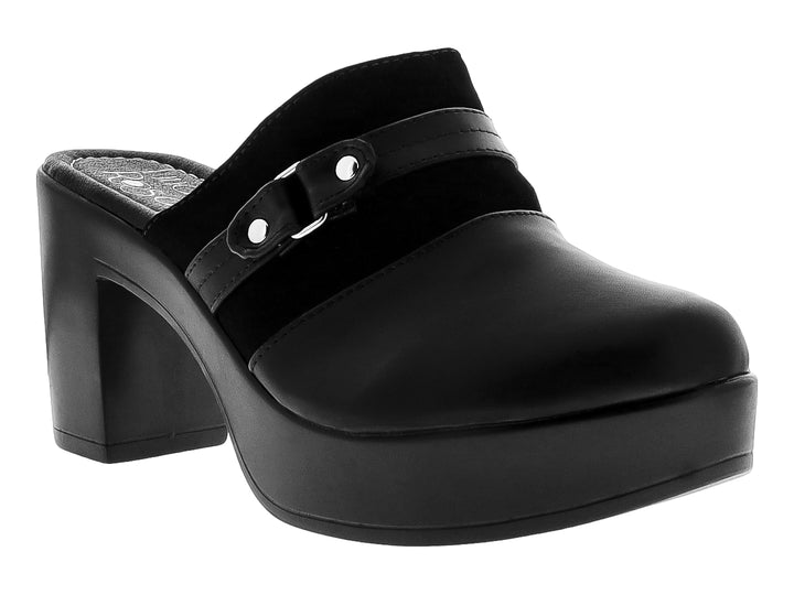 Zapatilla plataforma color negro con detalle de hebilla plateada y tacón grueso.
