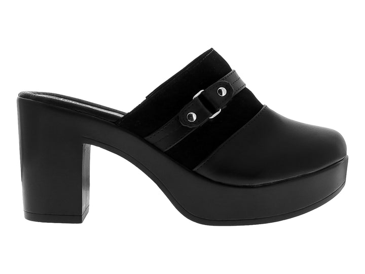 Zapatilla plataforma color negro con detalle de hebilla plateada y tacón grueso.