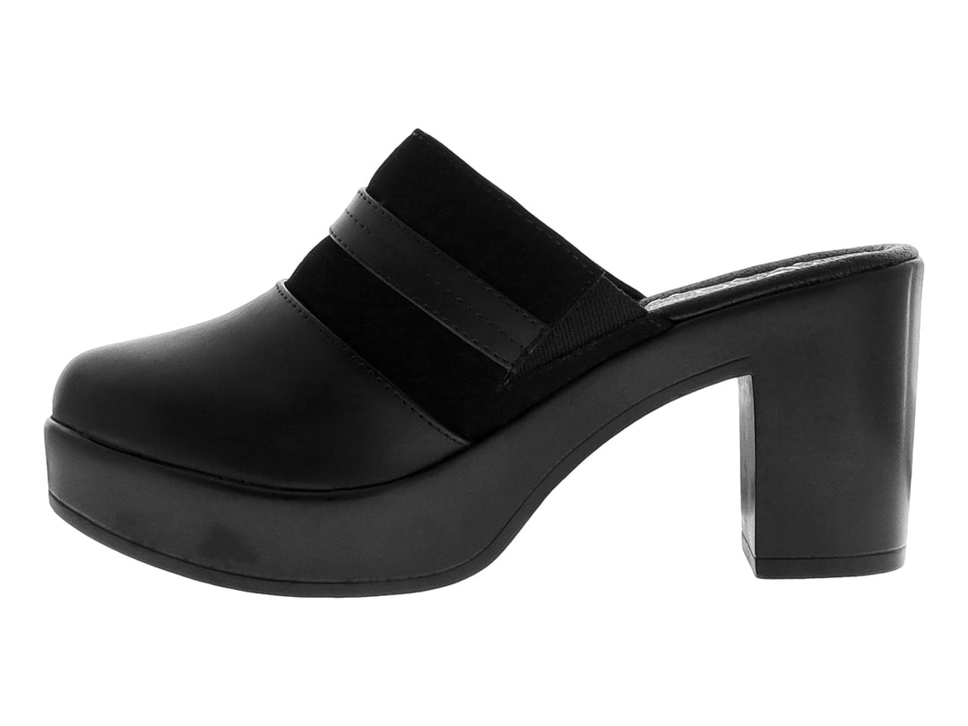 Zapatilla plataforma color negro con detalle de hebilla plateada y tacón grueso.