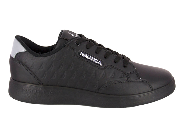 Tenis deportivos color negro de la marca Nautica con detalle gris en el talón y textura en el cuerpo.