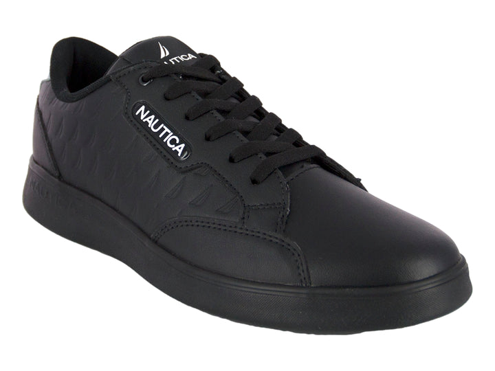 Tenis deportivos color negro de la marca Nautica con detalle gris en el talón y textura en el cuerpo.