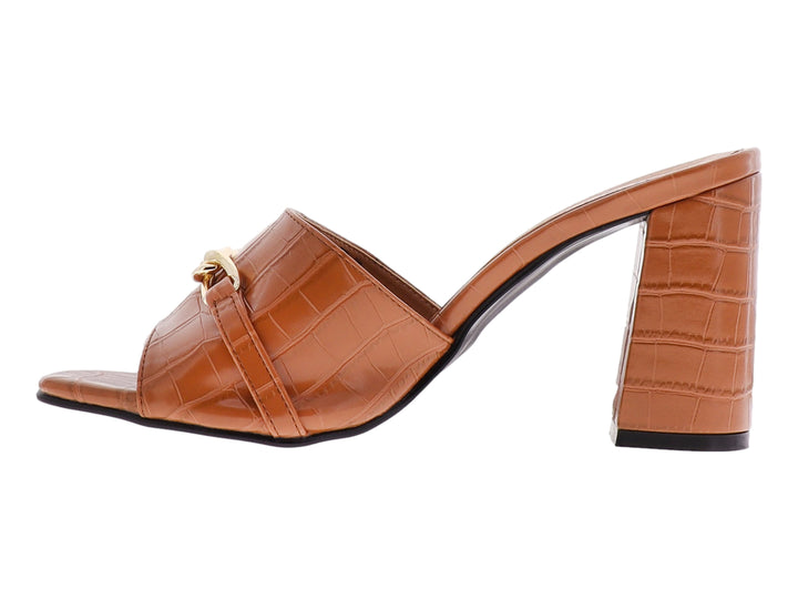 Sandalia mule color tan con tacón grueso, textura de cocodrilo y detalle de cadena dorada.