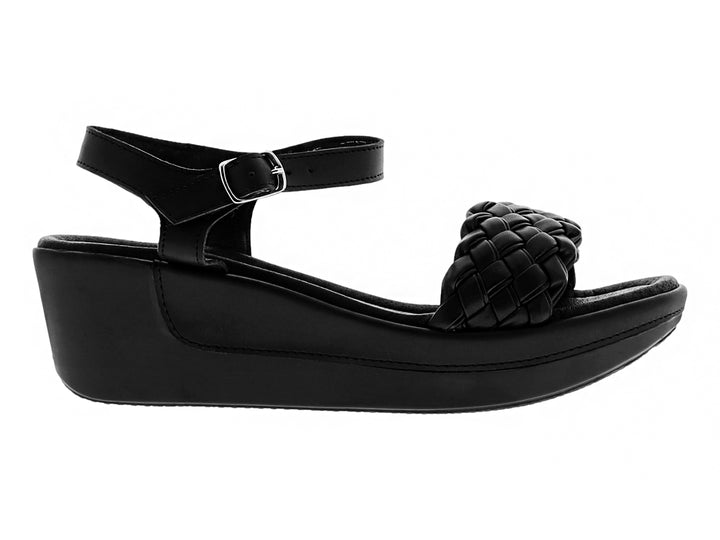 Sandalia de plataforma color negro con correa trenzada y cierre de hebilla.